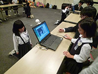 写真:カメラの前で女の子が表情を作っているシーン