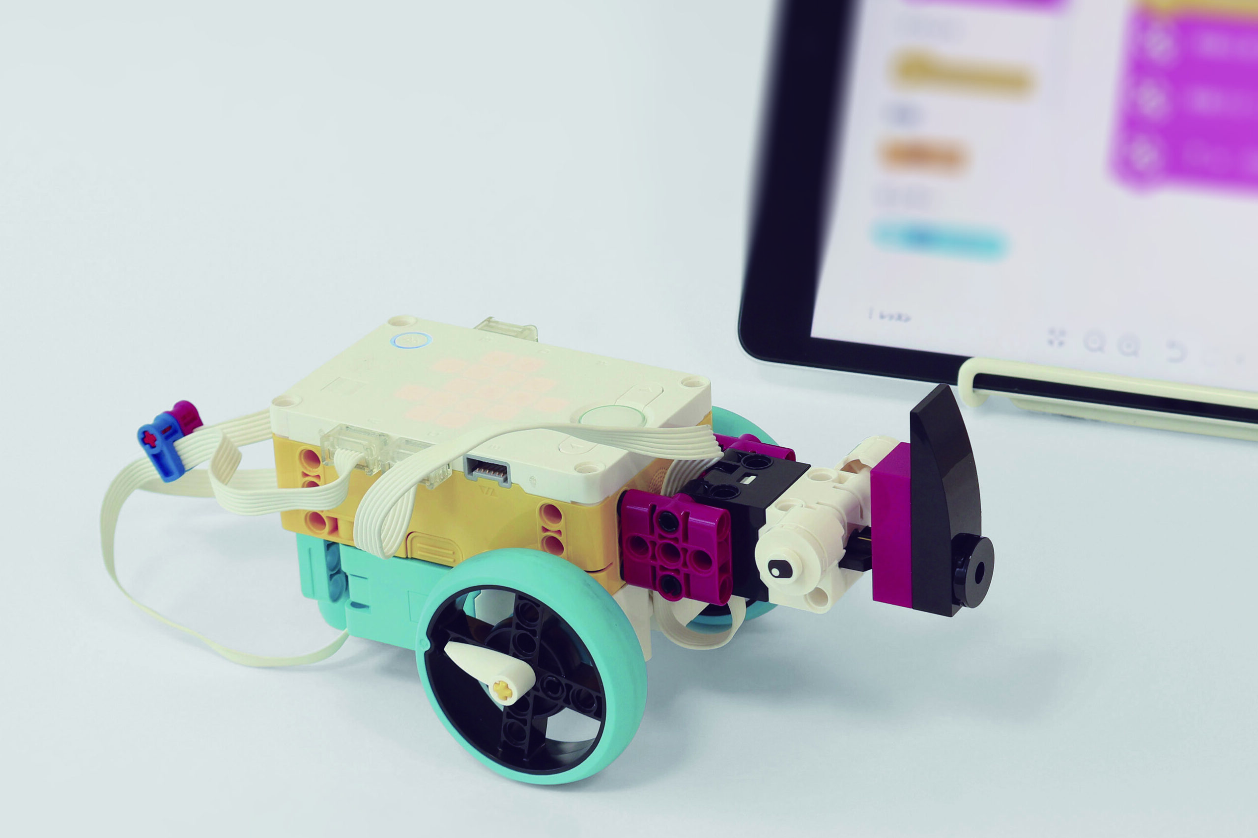 写真：組み立てロボット